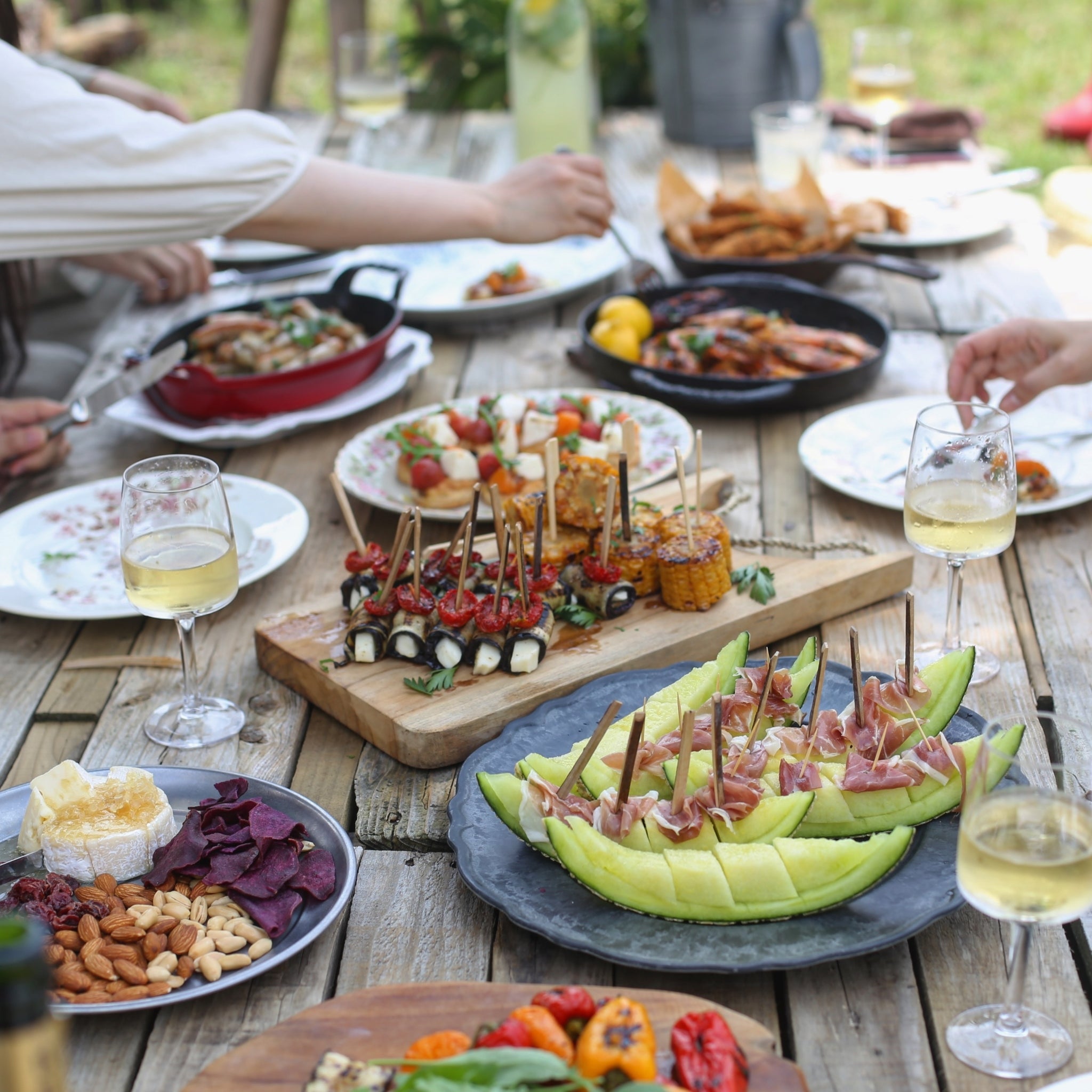 HOW TO HOST THE PERFECT SUMMER PARTY - SUNNYLiFE US