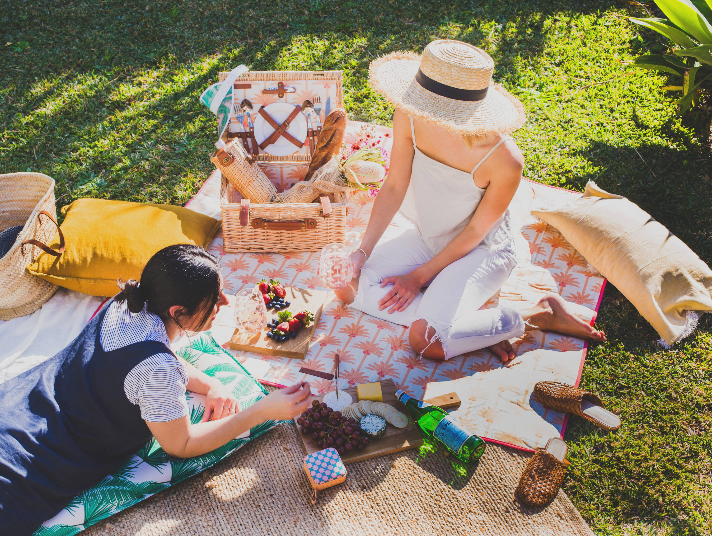 Picnic Season is here | Pack the Perfect Picnic - SUNNYLiFE US