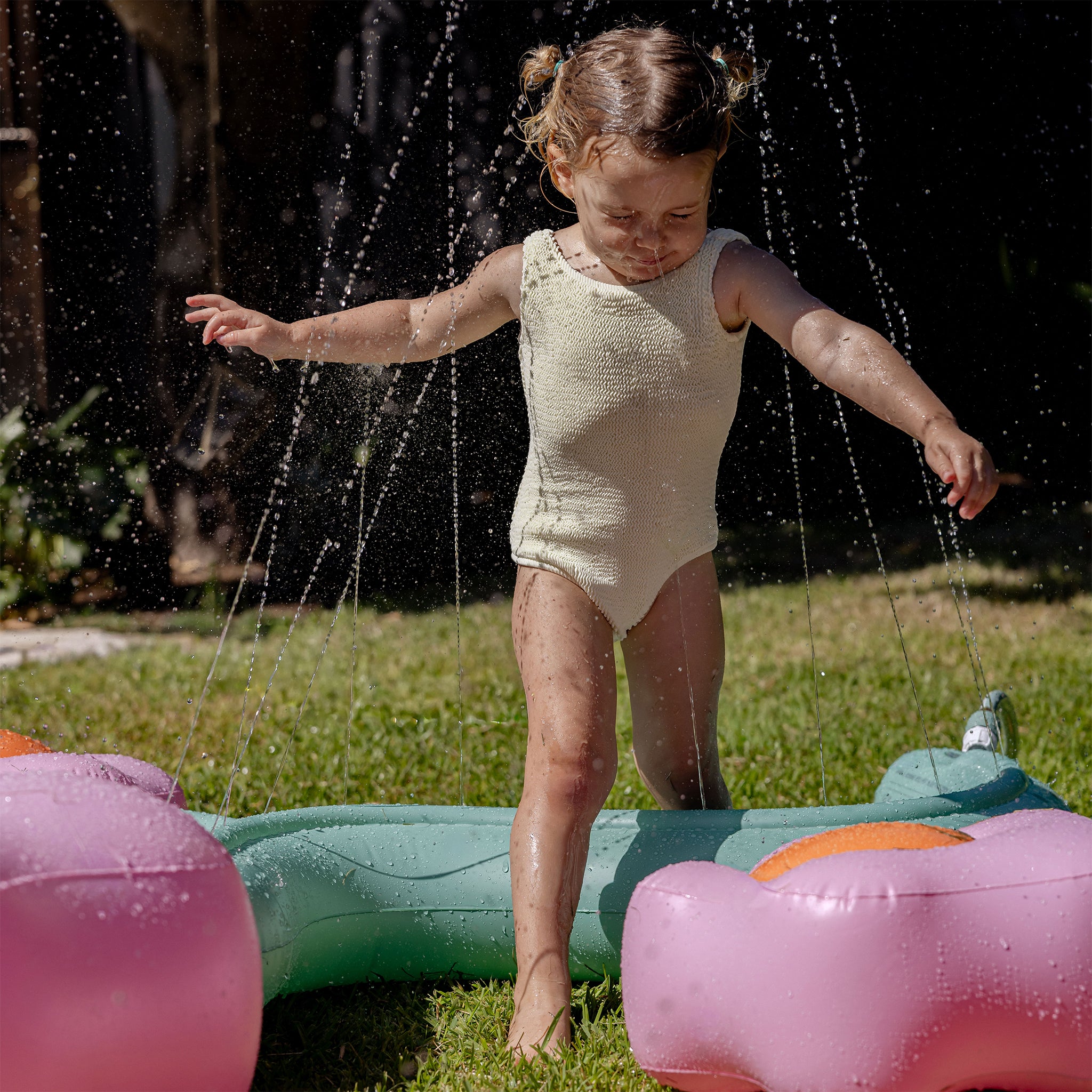 キッズ・ファミリー PinkfongFairyTalesGoomiesZippy'sPlayroom Kids Inflatable Backyard Sprinkler | SUNNYLiFE