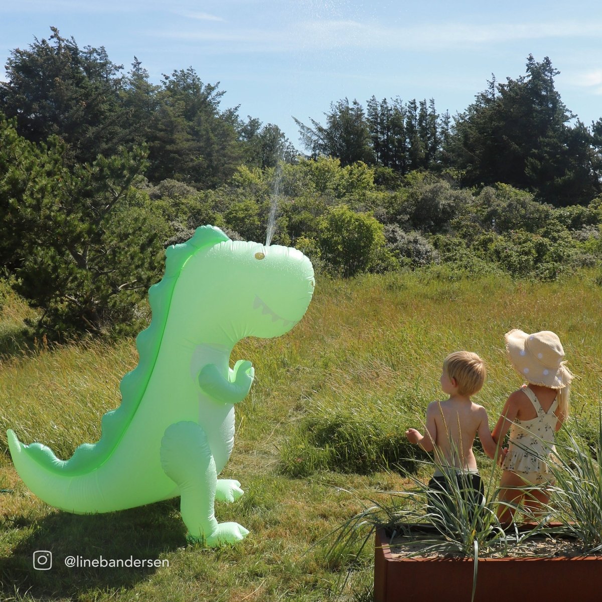 Inflatable Giant Sprinkler - Surfing Dino - SUNNYLiFE US