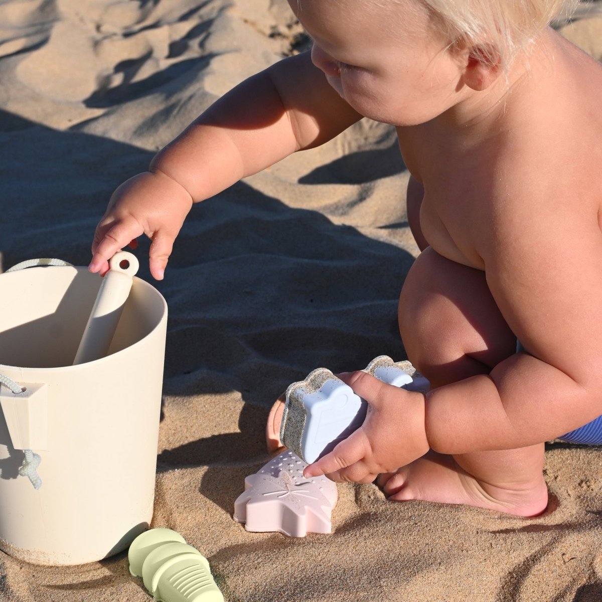 Silicone Bucket & Spade Set - Apple Sorbet - SUNNYLiFE US